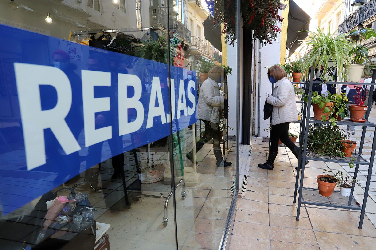 Imágenes del ambiente de rebajas por las calles del centro