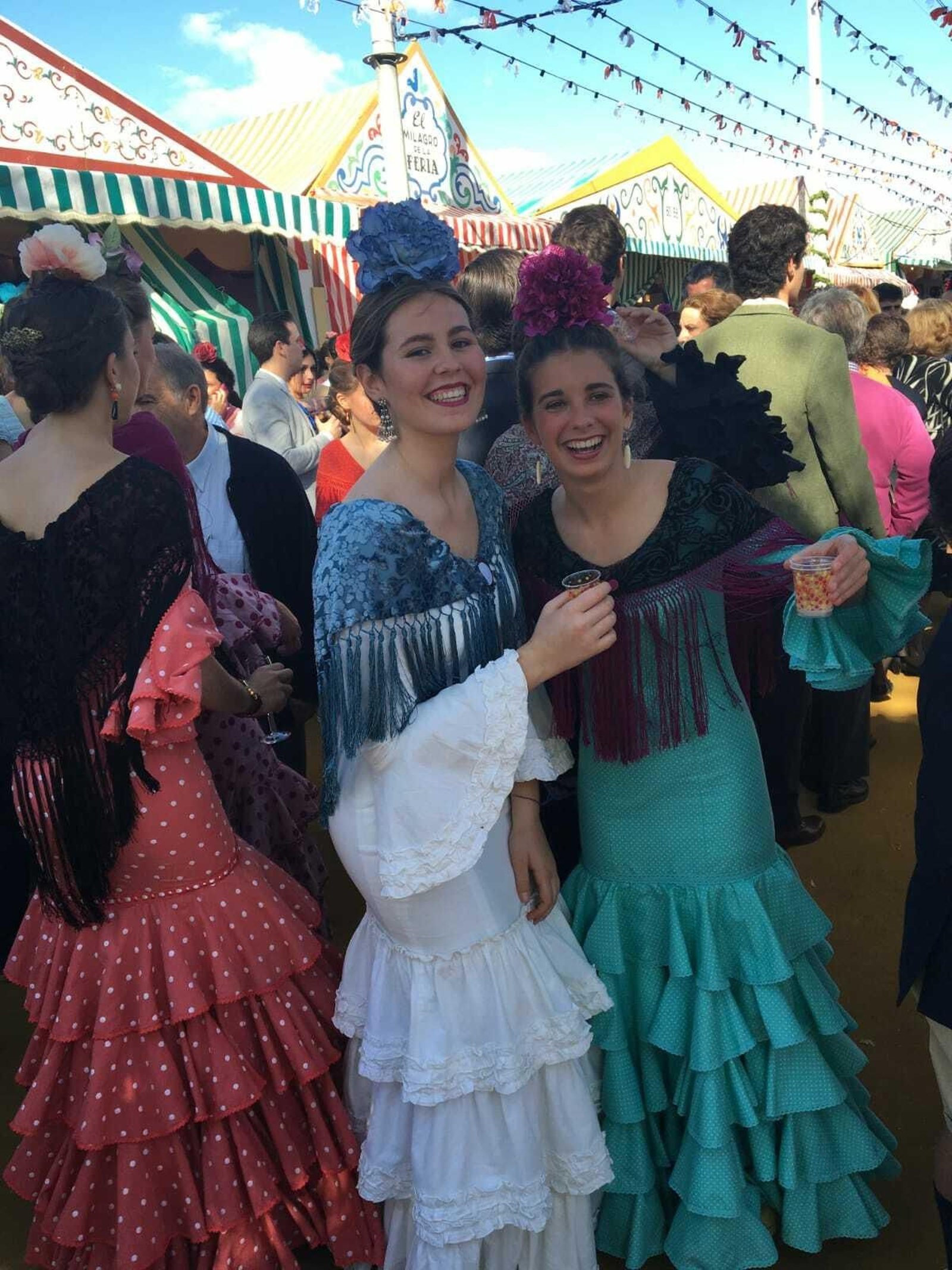 Dos jóvenes disfrutan en plena calle del Real, ofreciendo una estampa típica de la Feria de Sevilla.