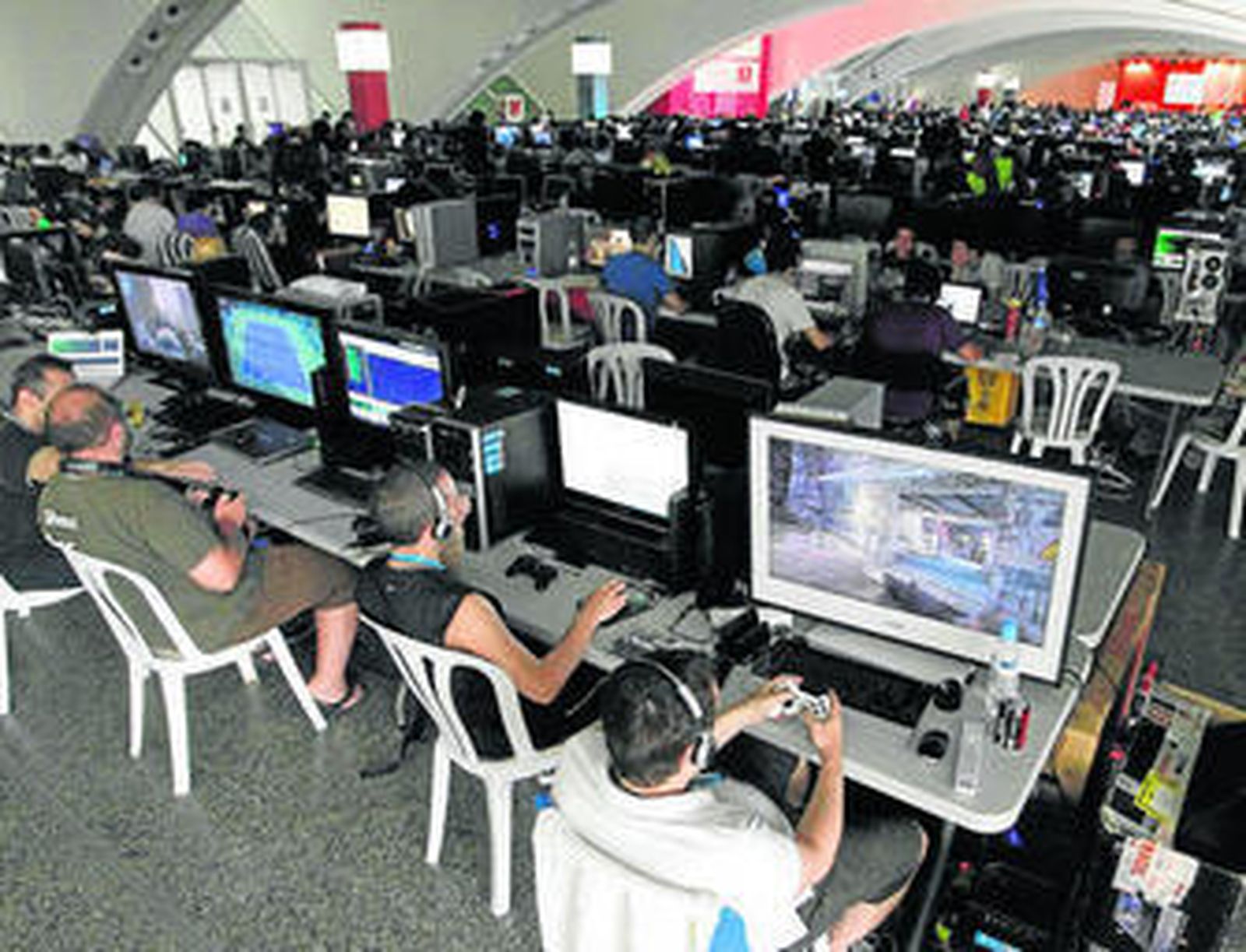 Una campus party en el que jóvenes compiten.