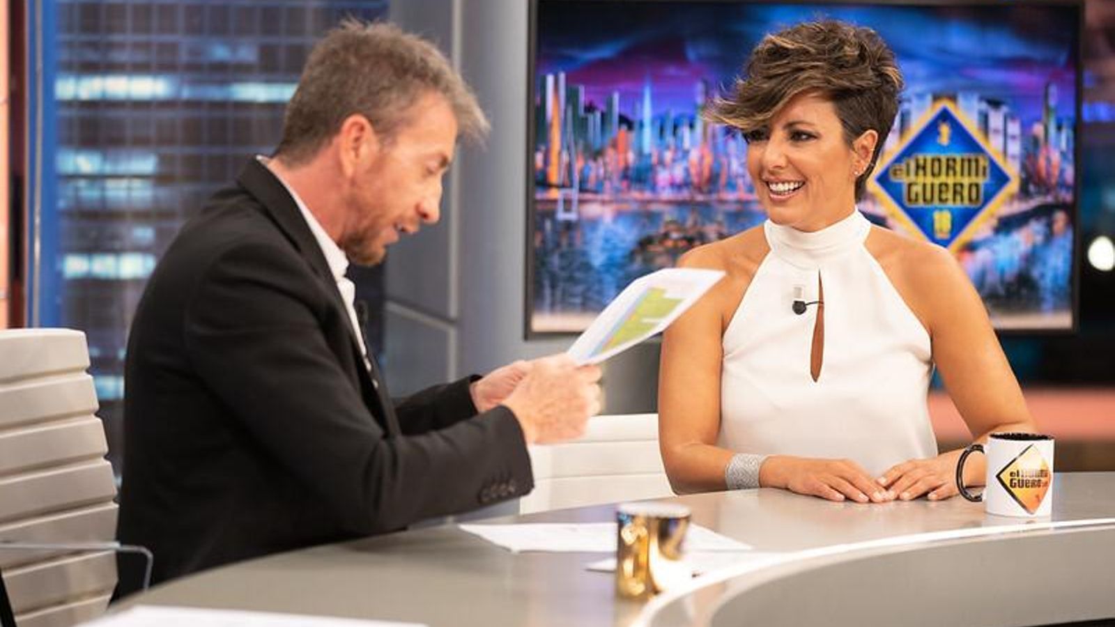 Pablo Motos lee el guion durante su entrevista con Sonsoles Ónega