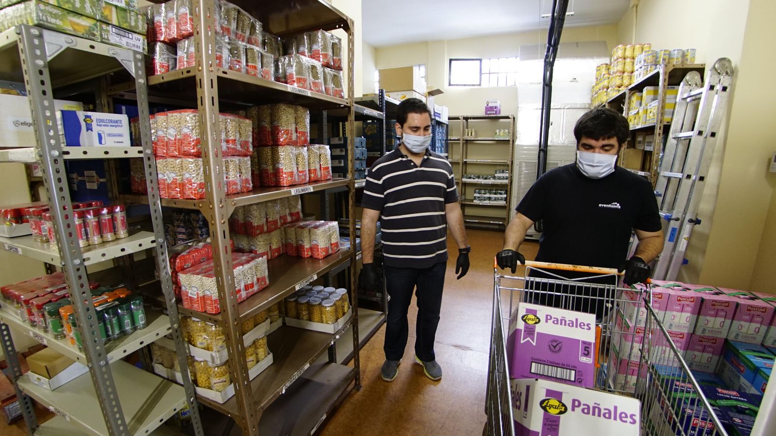 Los voluntarios trabajando en el economato.