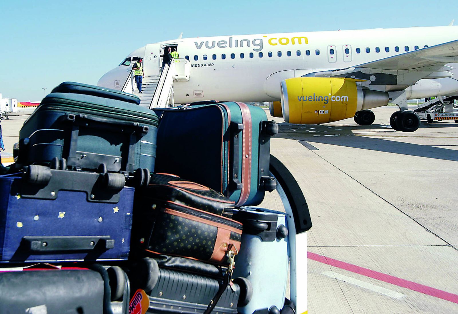 Un avión de  Vueling  en el Aeropuerto  San Pablo de  Sevilla.