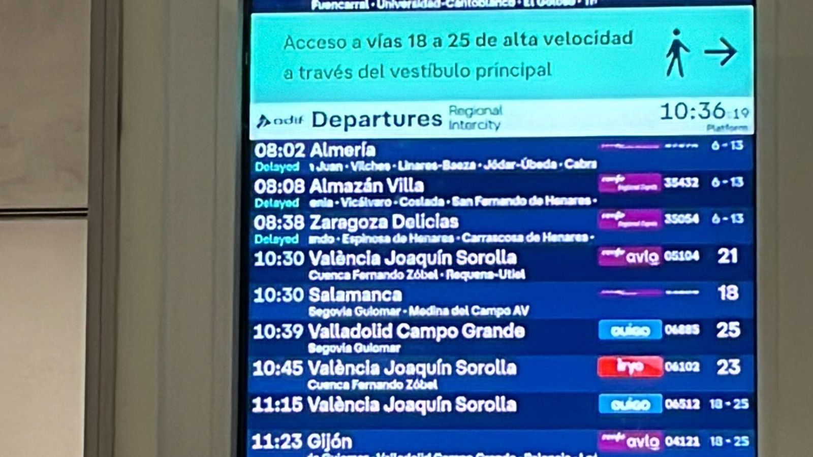 Pantalla de la estación de Chamartínm con la palabra "delayed" en el tren hacia Almería.