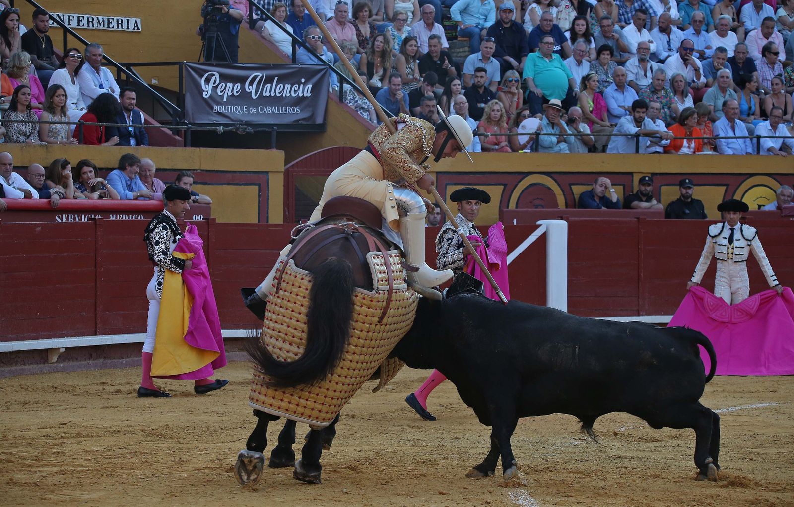 Fotos de la corrida del jueves de la Feria Taurina de Algeciras 2023:  Salvador Vega, Roca Rey y Pablo Aguado