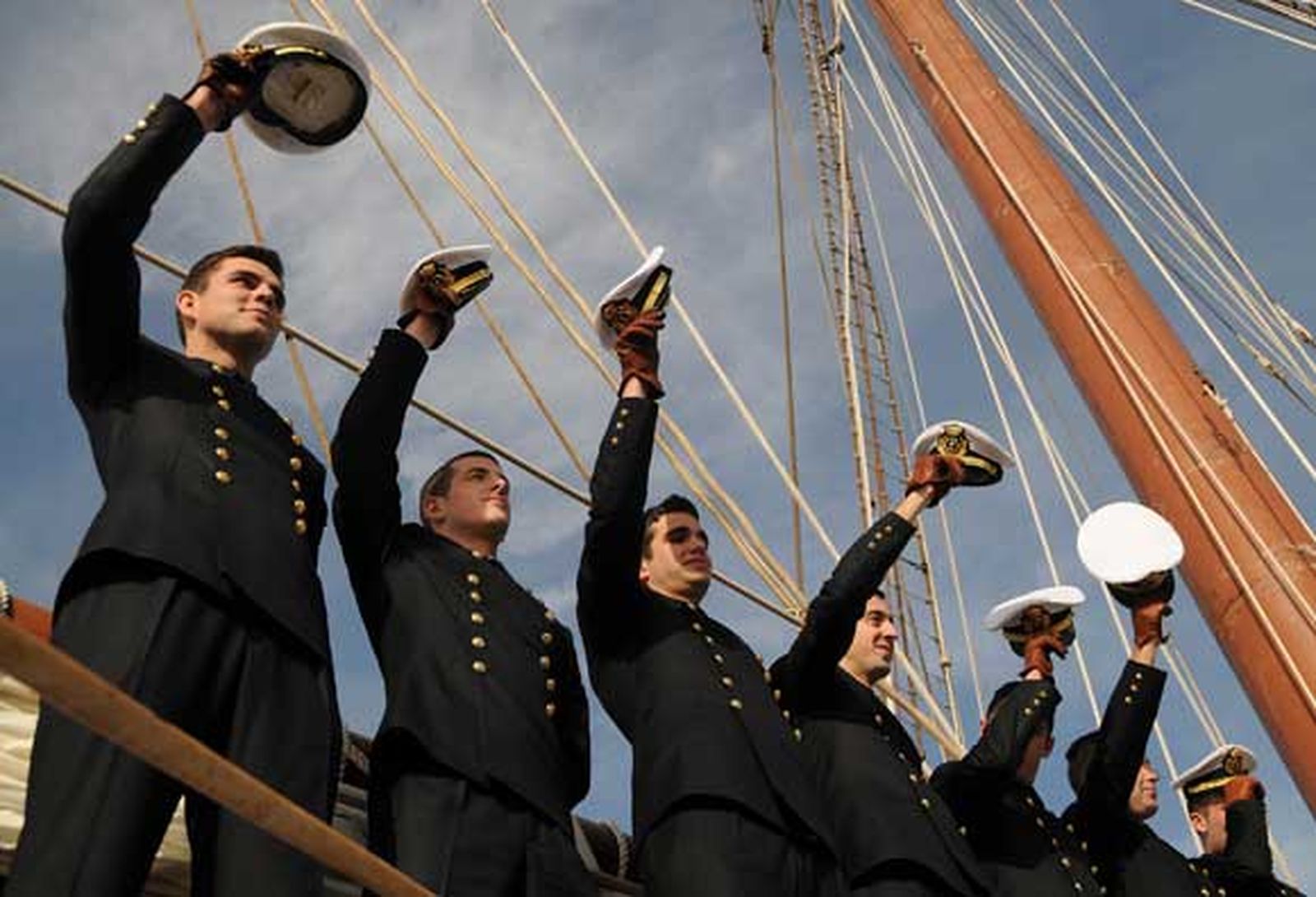 San Fernando despide en el Arsenal de La Carraca al buque escuela de la Armada, que partió de forma excepcional en uno de los primeros grandes actos conmemorativos del 2010

Foto: Javier Gonzalez