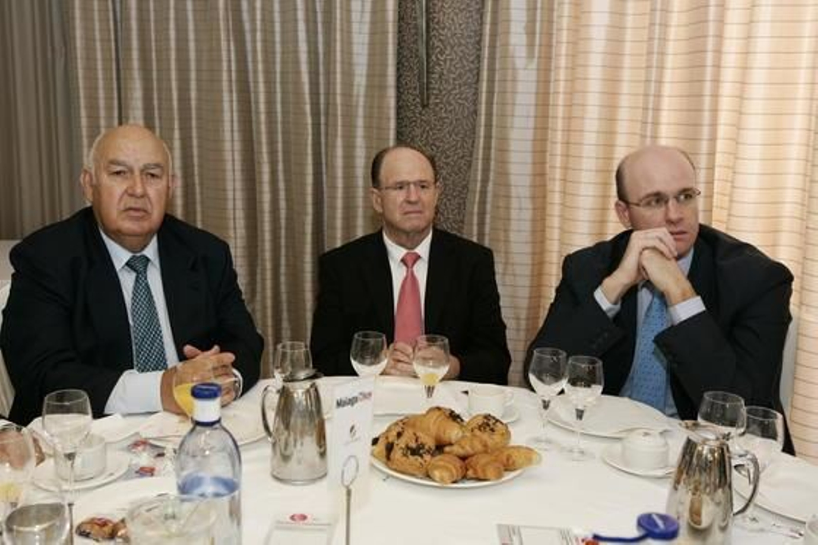 Antonio Luque, cliente del Banco Santander, junto a Juan Carlos Martínez, representante del Hotel AC Almería y el empresario Almería José Antonio Picón

Foto: Rafael G. / Javier Alonso