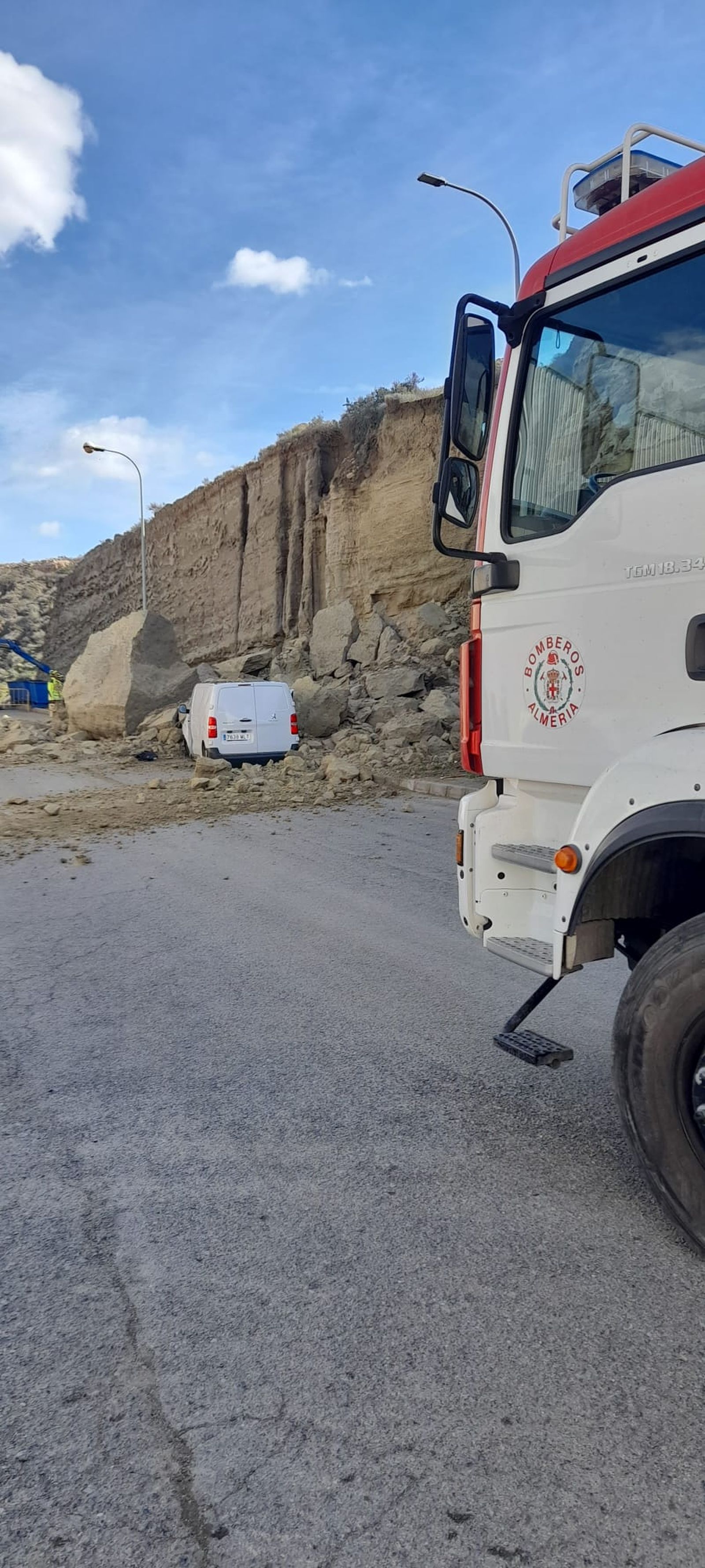 Las imágenes del derrumbe de un cerro en el polígono La Juaida