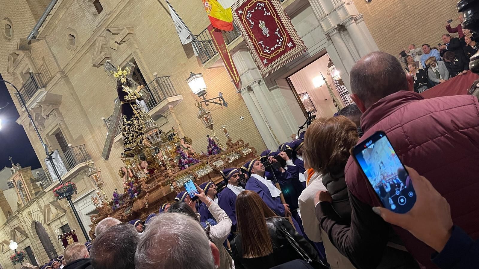 Cofradía de la Paz durante su recorrido por las calles de Antequera.