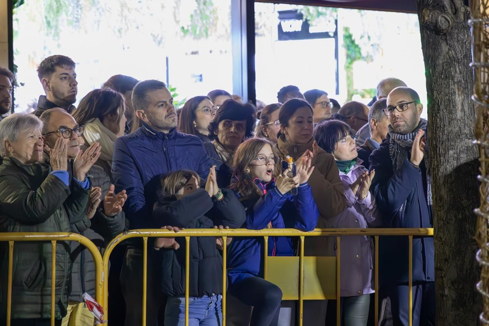 Jaén enciende su Navidad con sus habitantes echados a la calle
