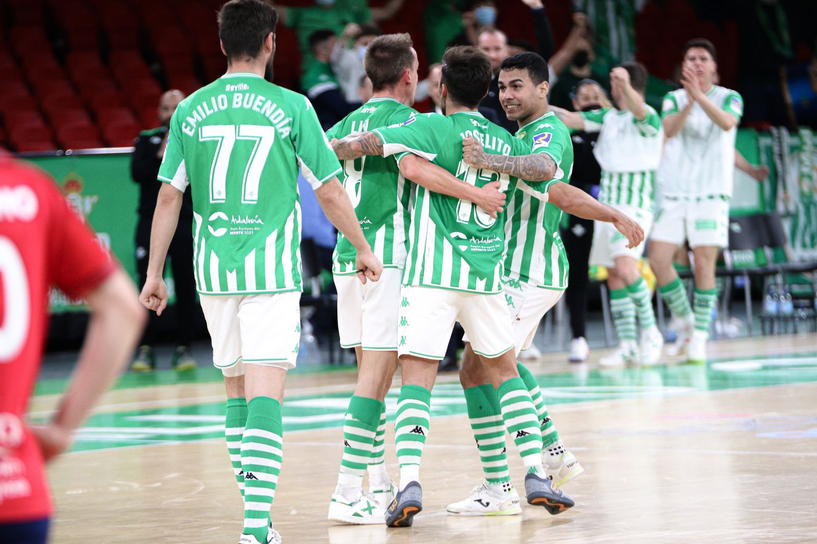 Los jugadores del Betis Futsal celebran uno de los goles contra el Osasuna Magna.