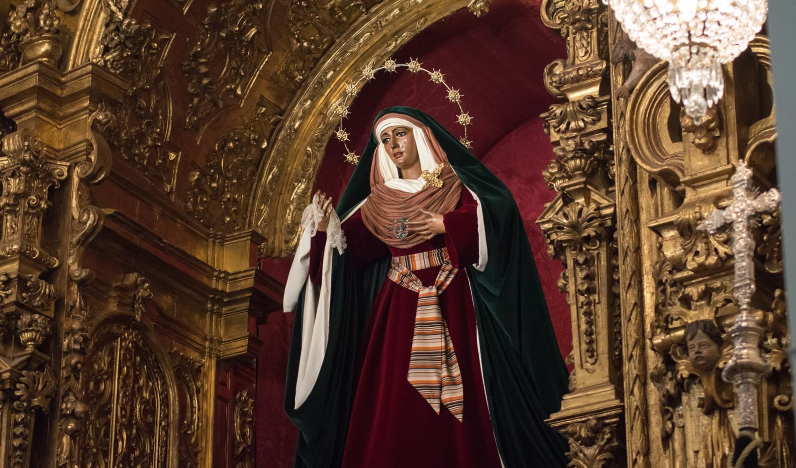La Esperanza anuncia la cuaresma en Triana, vestida de hebrea