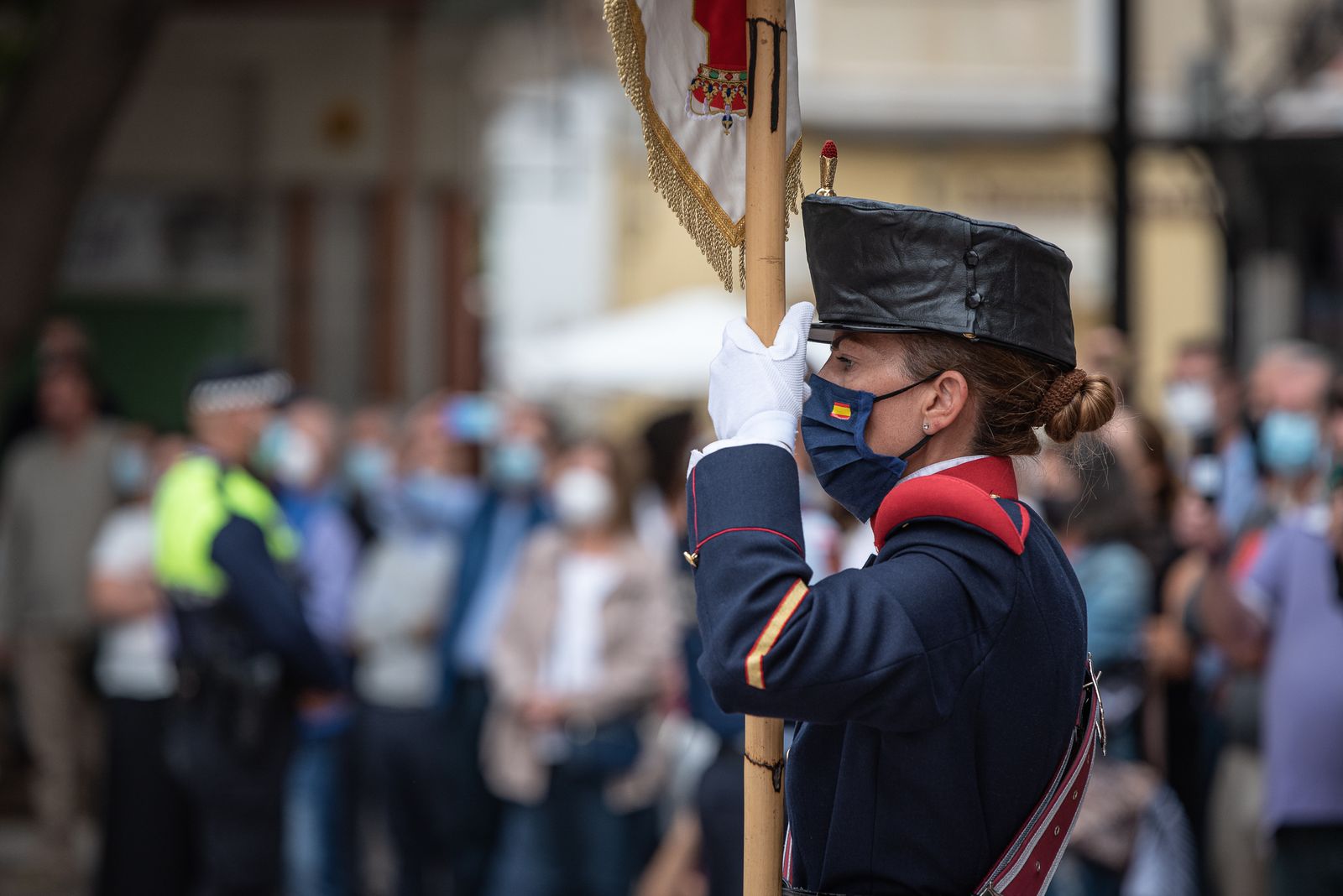 Imágenes del desfile de la Guardia Real por el centro de Huelva