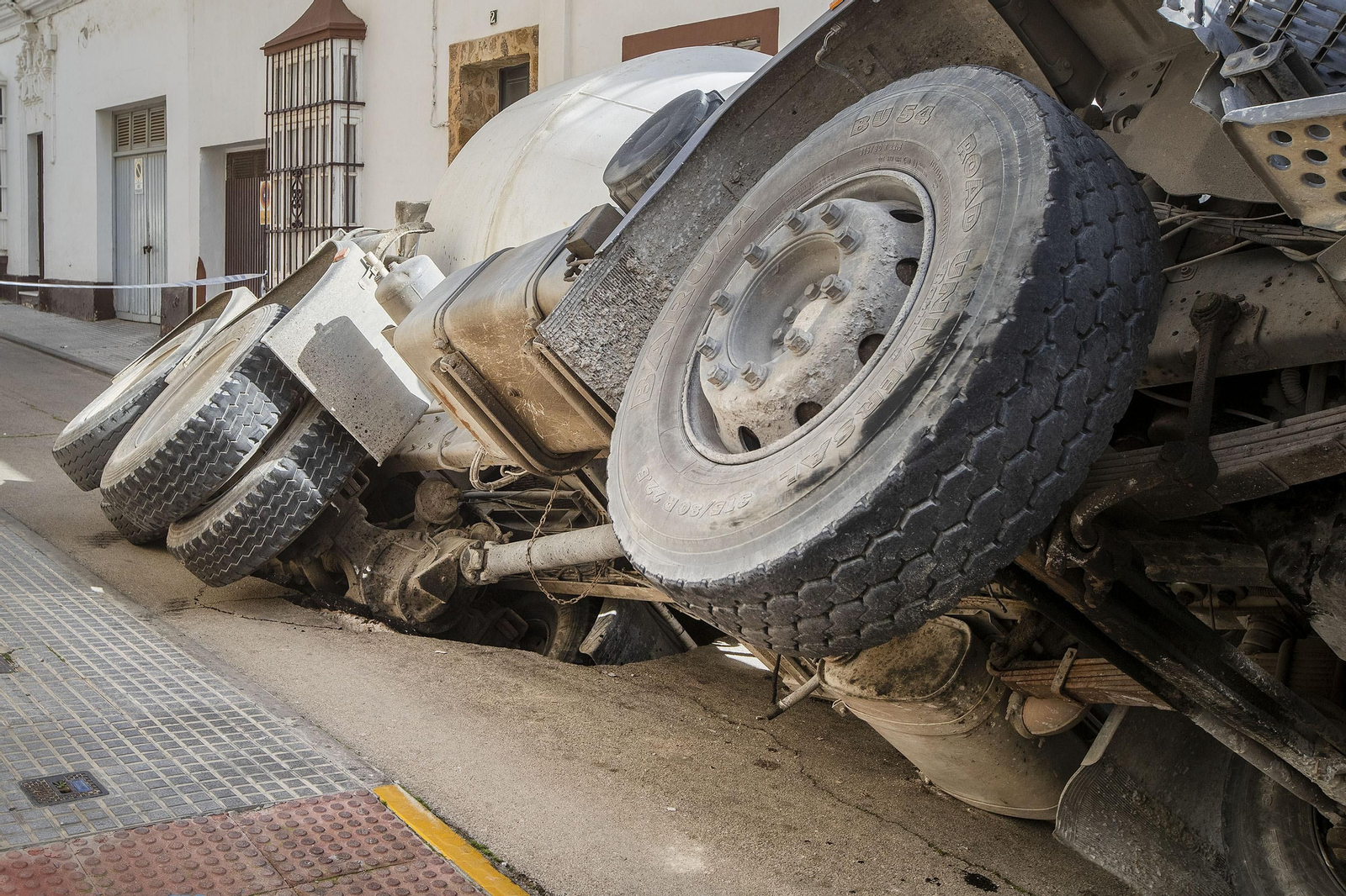 Así ha quedado la hormigonera tras ceder la calzada en San Fernando