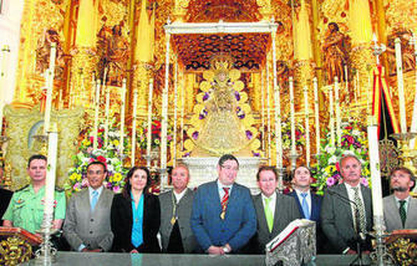 Emilio de Llera, Carmen Crespo y José Antonio Domínguez, entre otros, ante la Blanca Paloma.