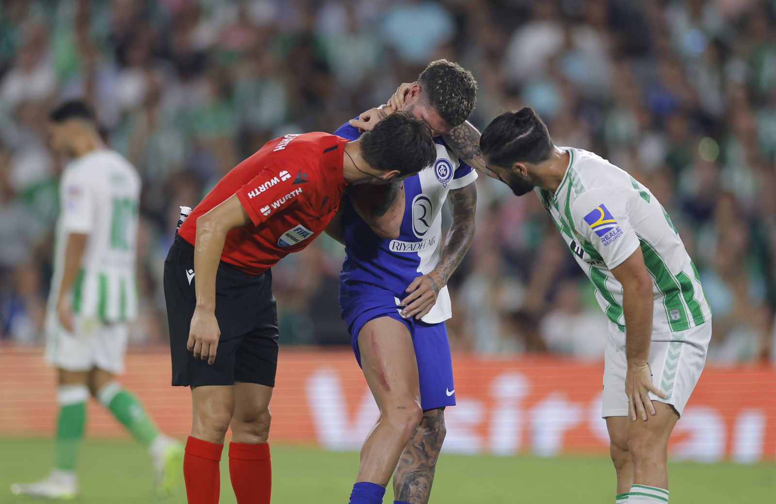 Isco se interesa por De Paul tras una fricción durante el partido.