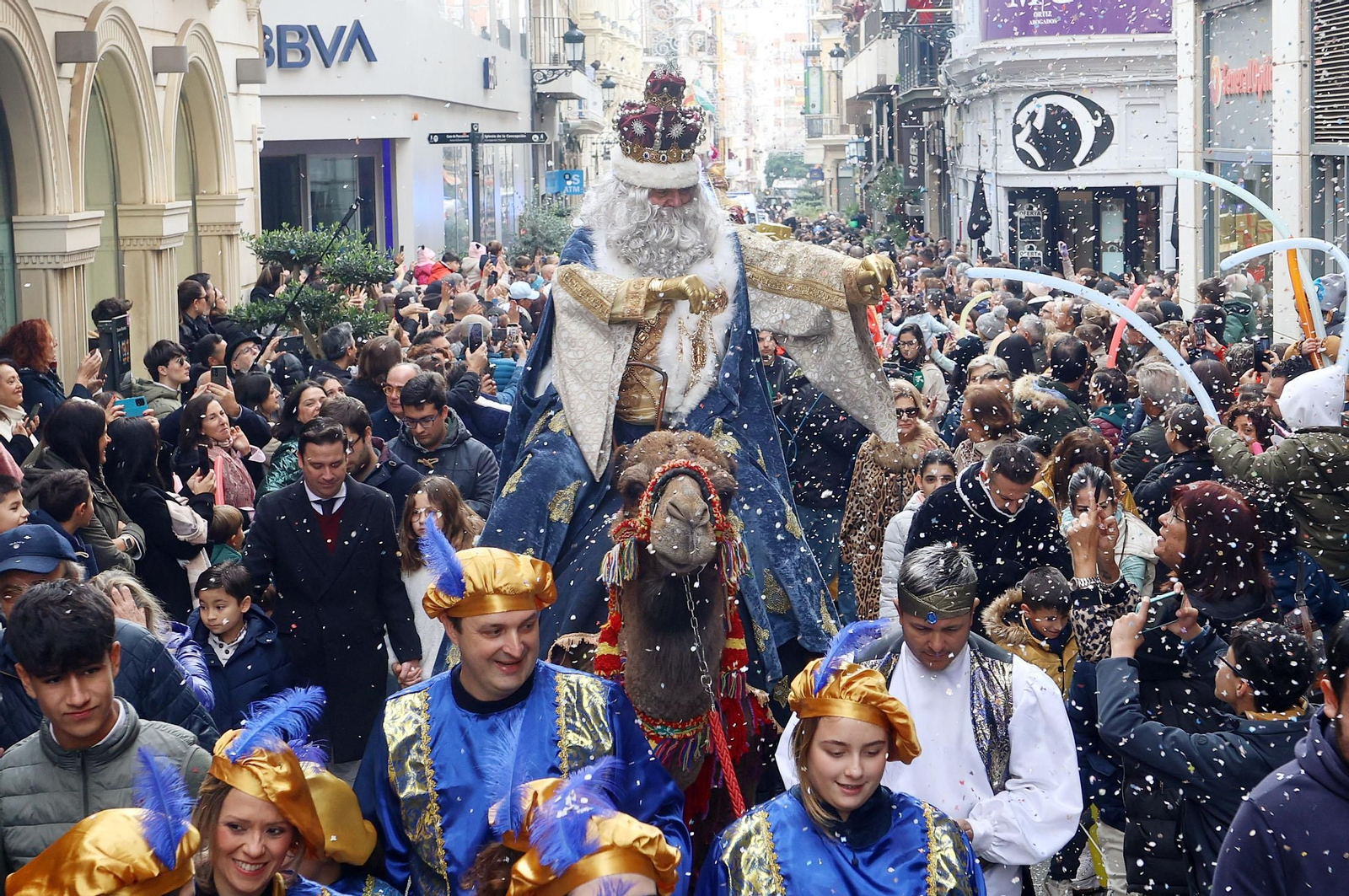 Imágenes del recorrido en camello de los Reyes Magos acompañados de la Estrella de la Ilusión y del Heraldo Real