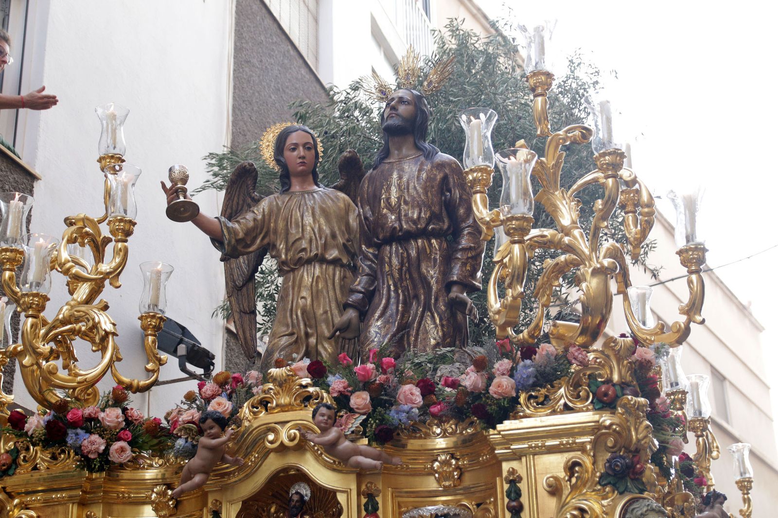 Imágenes de La Magna por las calles de Almería