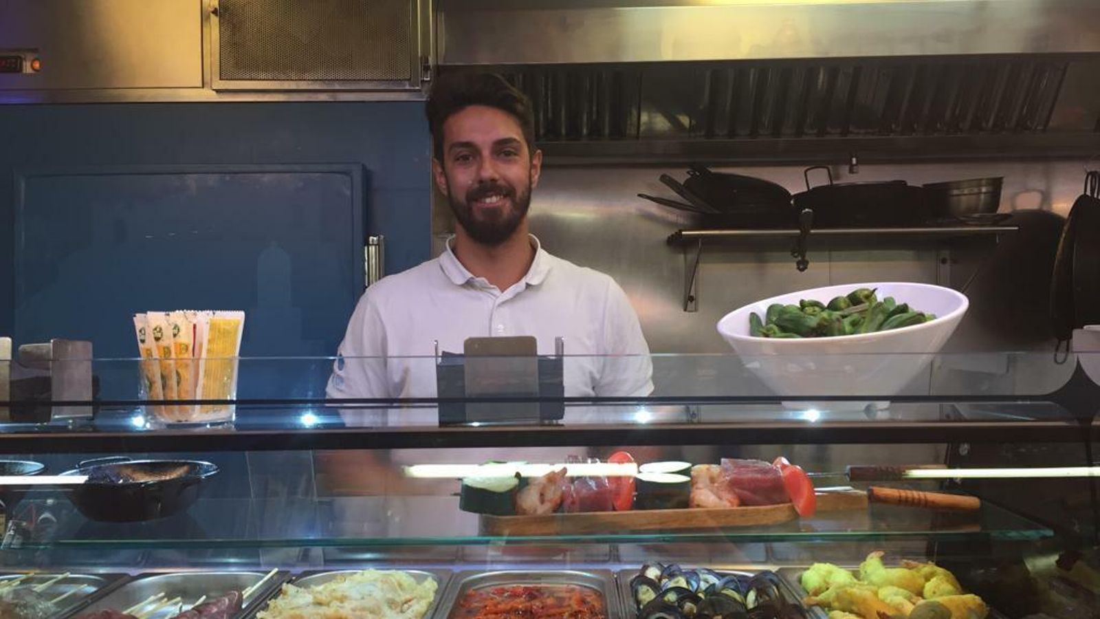 Ezequiel, camarero en Happy Fish.