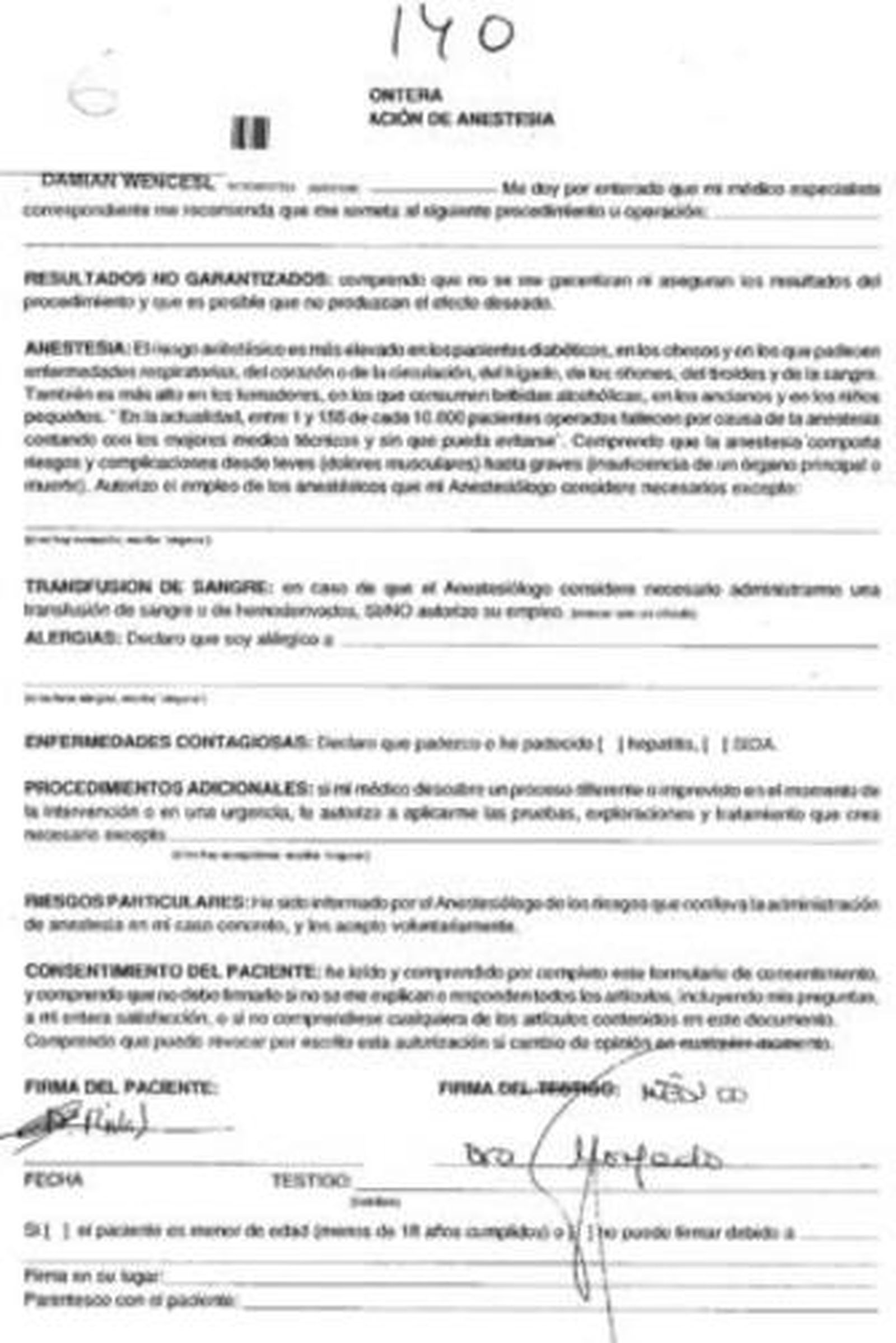 Documento del consentimiento para la operación sin informar del motivo y parte del historial clínico con manchas de tinta.