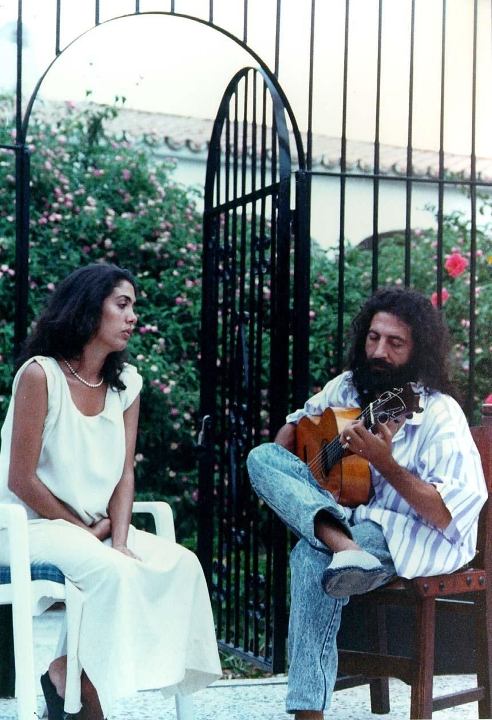 El dúo flamenco Lole  y  Manuel , en la época en la que cantaban los poemas de Juan Manuel  Flores