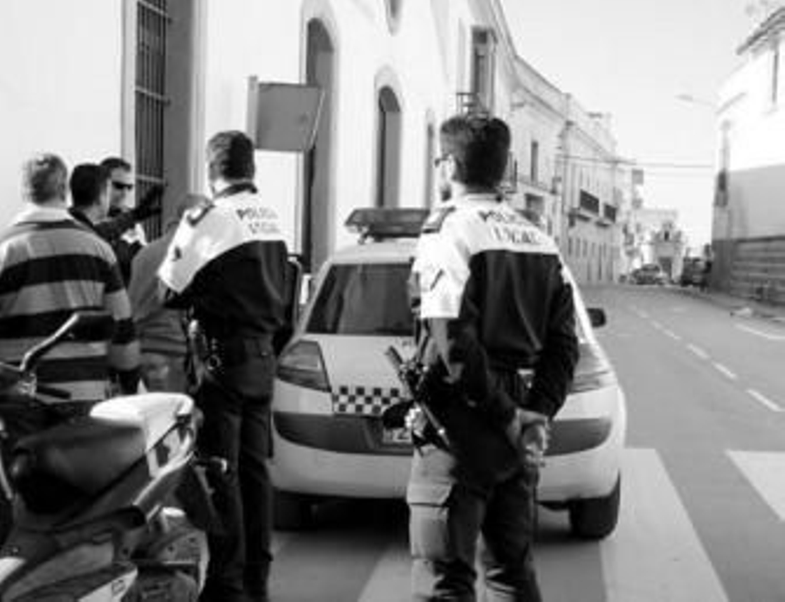 Policías nacionales, ante uno de los edificios.