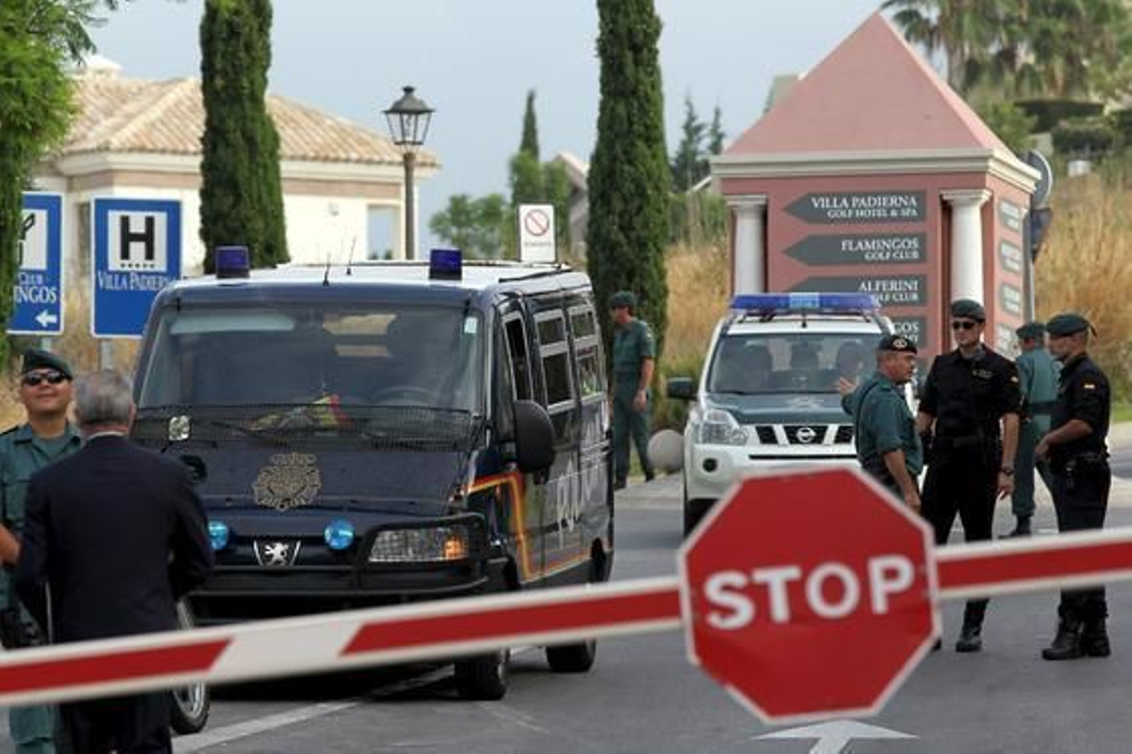 Miembros de la Guardia Civil controlan los accesos del hotel Villa Padierna en Benahavís./Daniel Pérez