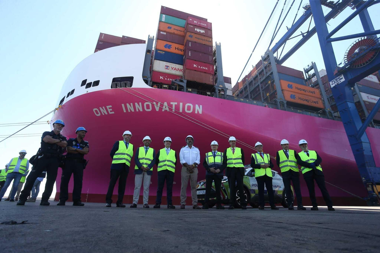 El megabuque 'One Innovation' hace escala en la Total Terminal International del Puerto Bahía de Algeciras, este viernes.