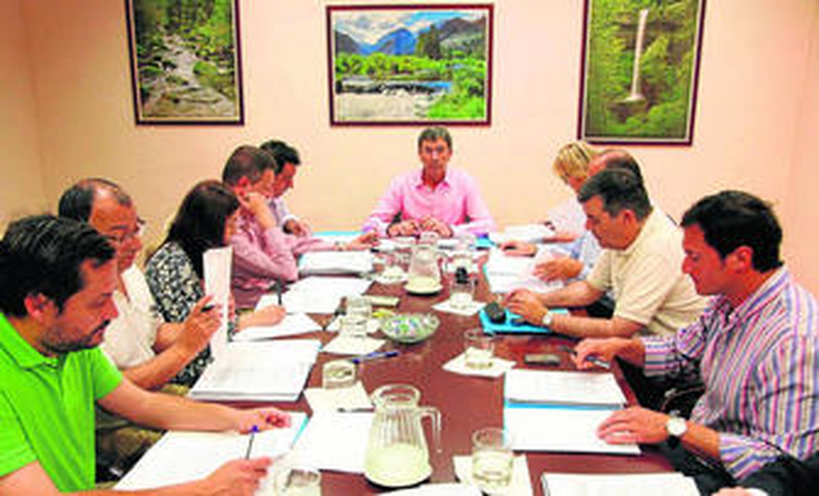 El alcalde, Tomás Herrera, preside el consejo de administración de la empresa mixta Emalgesa celebrado ayer en la sede.
