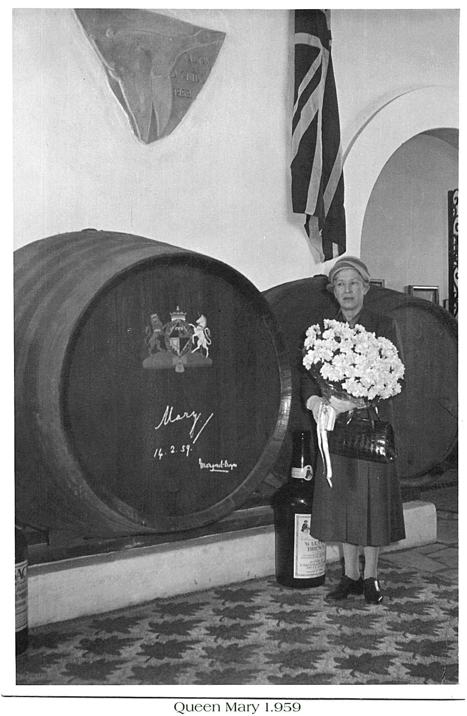 La princesa Mary en Williams & Humbert, ante la bota que firmó el 14 de febrero de 1959.
