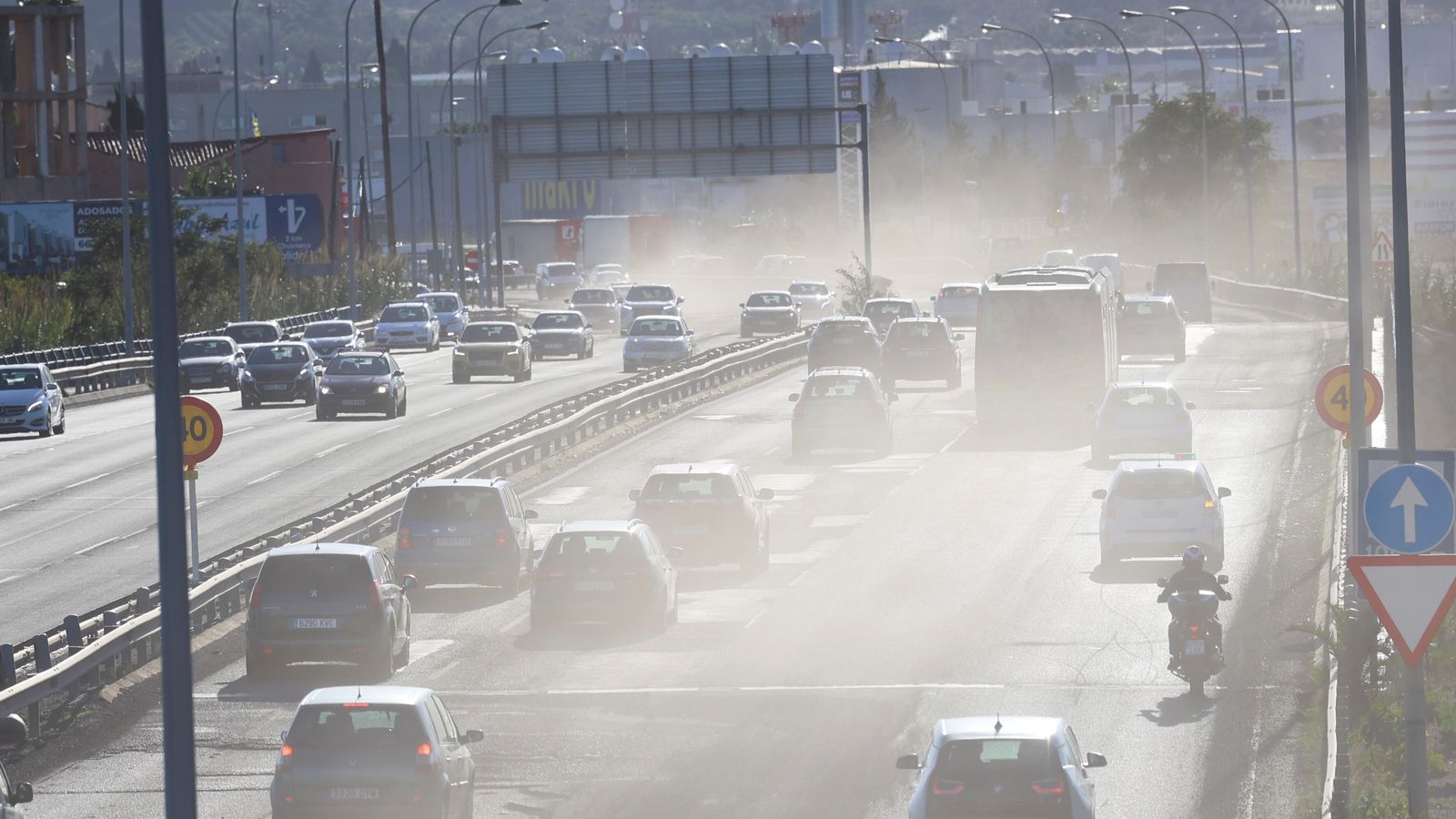 Vehículos envueltos en una nube de polvo a su paso por el tramo en obras de la MA-21.