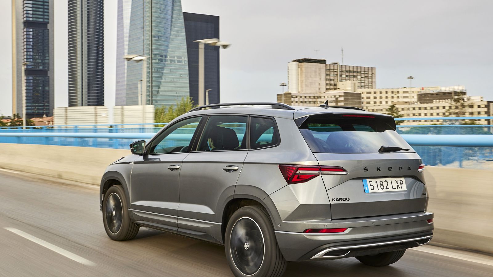 Se ha mejorado la aerodinámica en más de un 9 por ciento con un faldón delantero rediseñado y un alerón trasero más alargado. Ahora su Cx es de 0,30 .