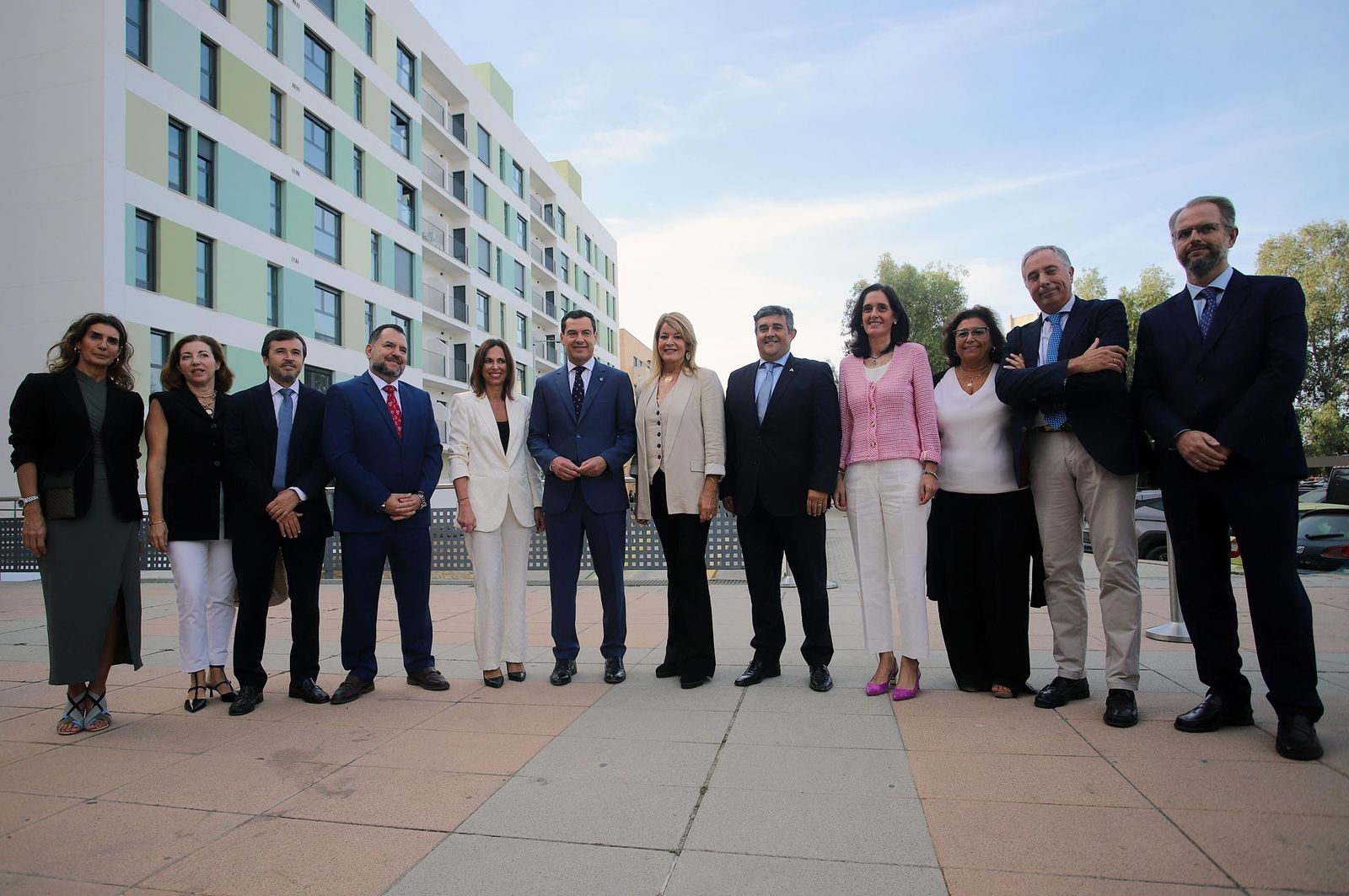 Imágenes de la visita de Juanma Moreno a la promoción de viviendas "Pescadería" en Huelva
