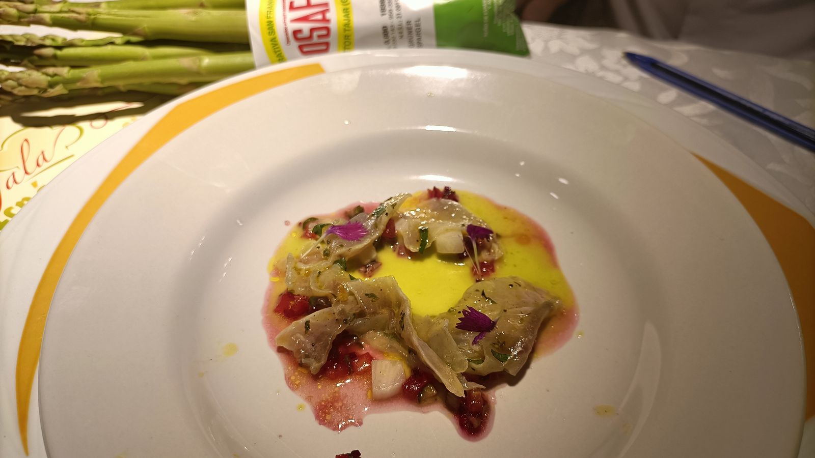 Ceviche de lubina con gazpacho de espárrago verde y picada de verduras de la huerta