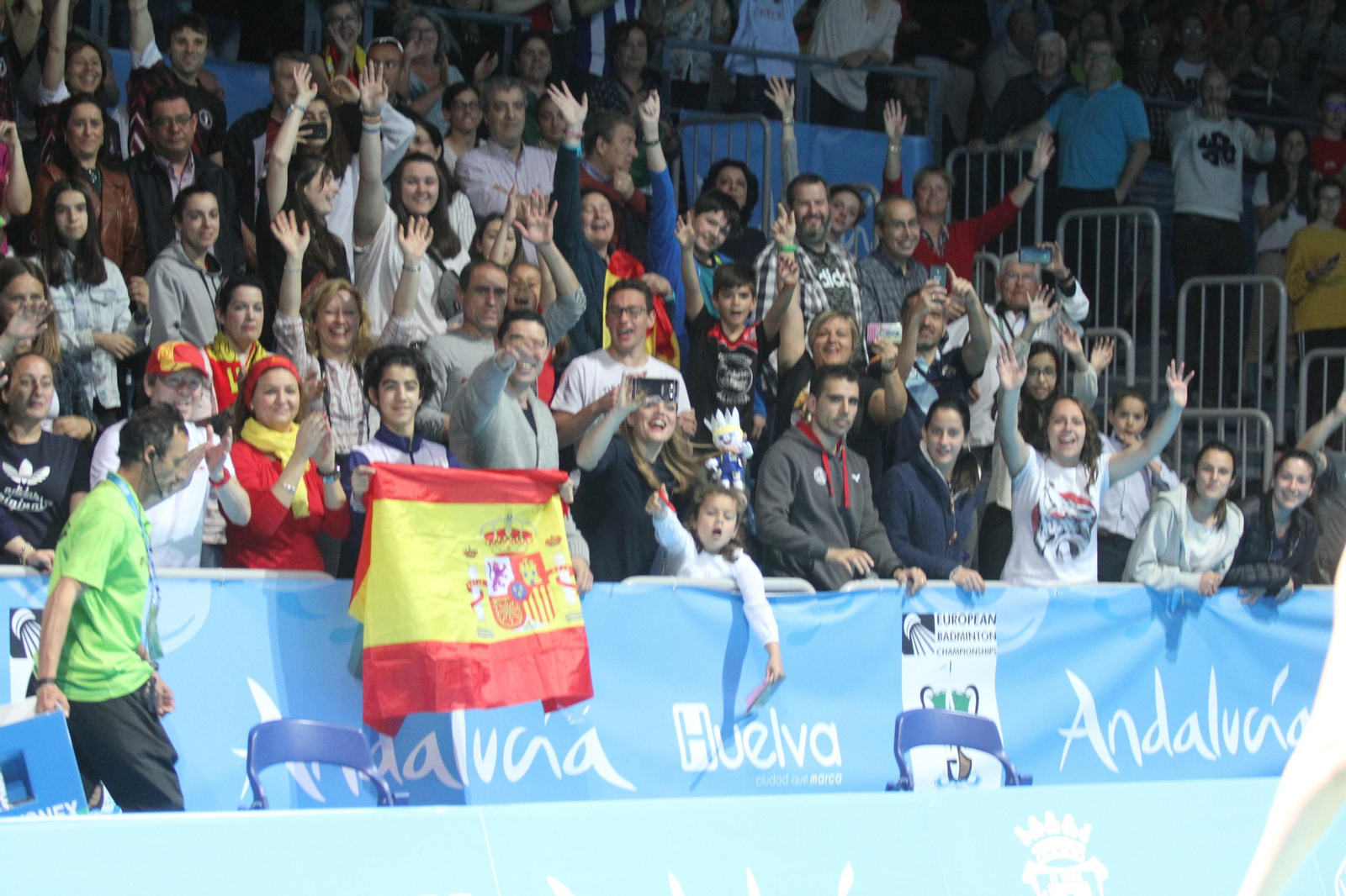 Las gradas del pabellón Carolina Marín se llenaron para ver ganar el oro a la onubense.