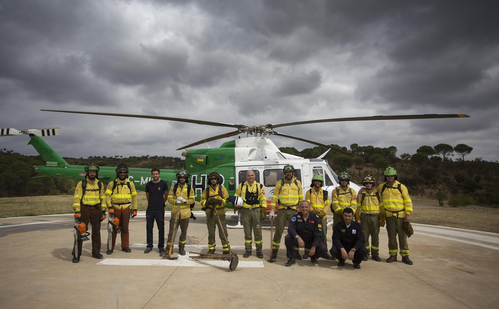 Ejercicio contra incendios en la base Brica de Madroñalejo, en Aznalcóllar
