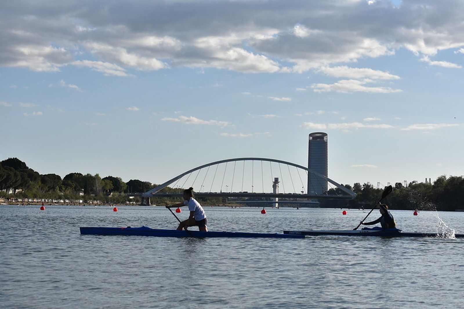 Un entrenamiento de canoa y kayak en el CEAR de la Cartuja.