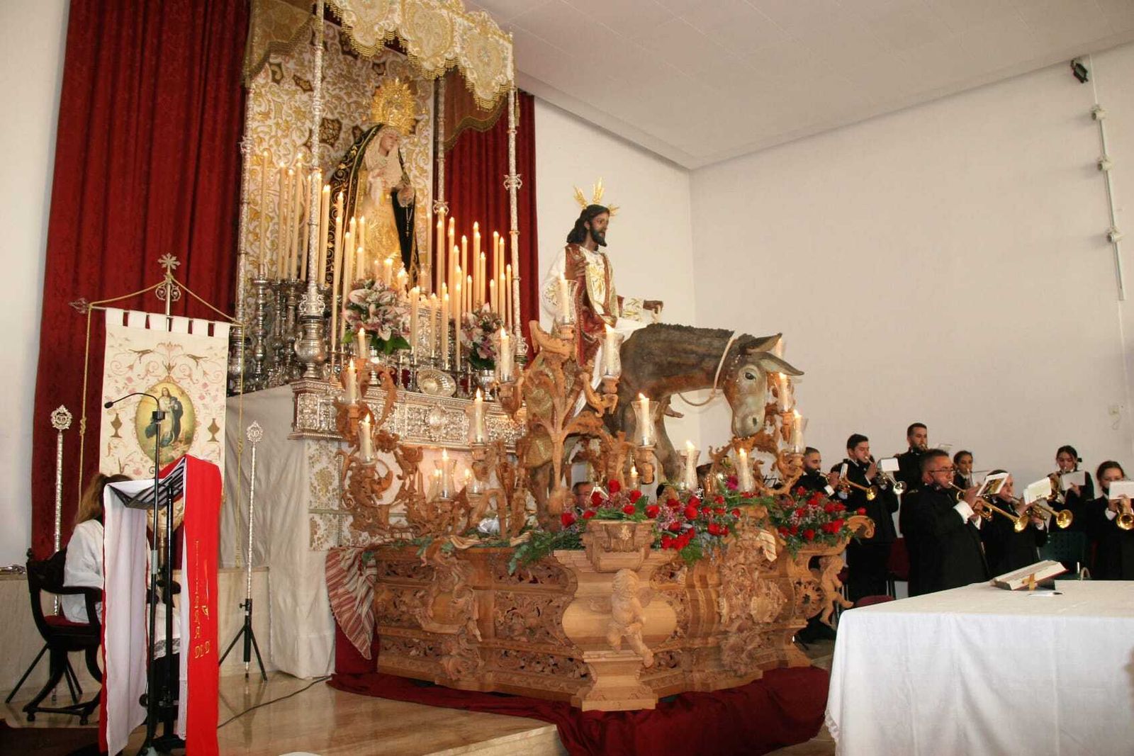 Los titulares de La Borriquita, en la zona del altar de la iglesia de San Marcos.
