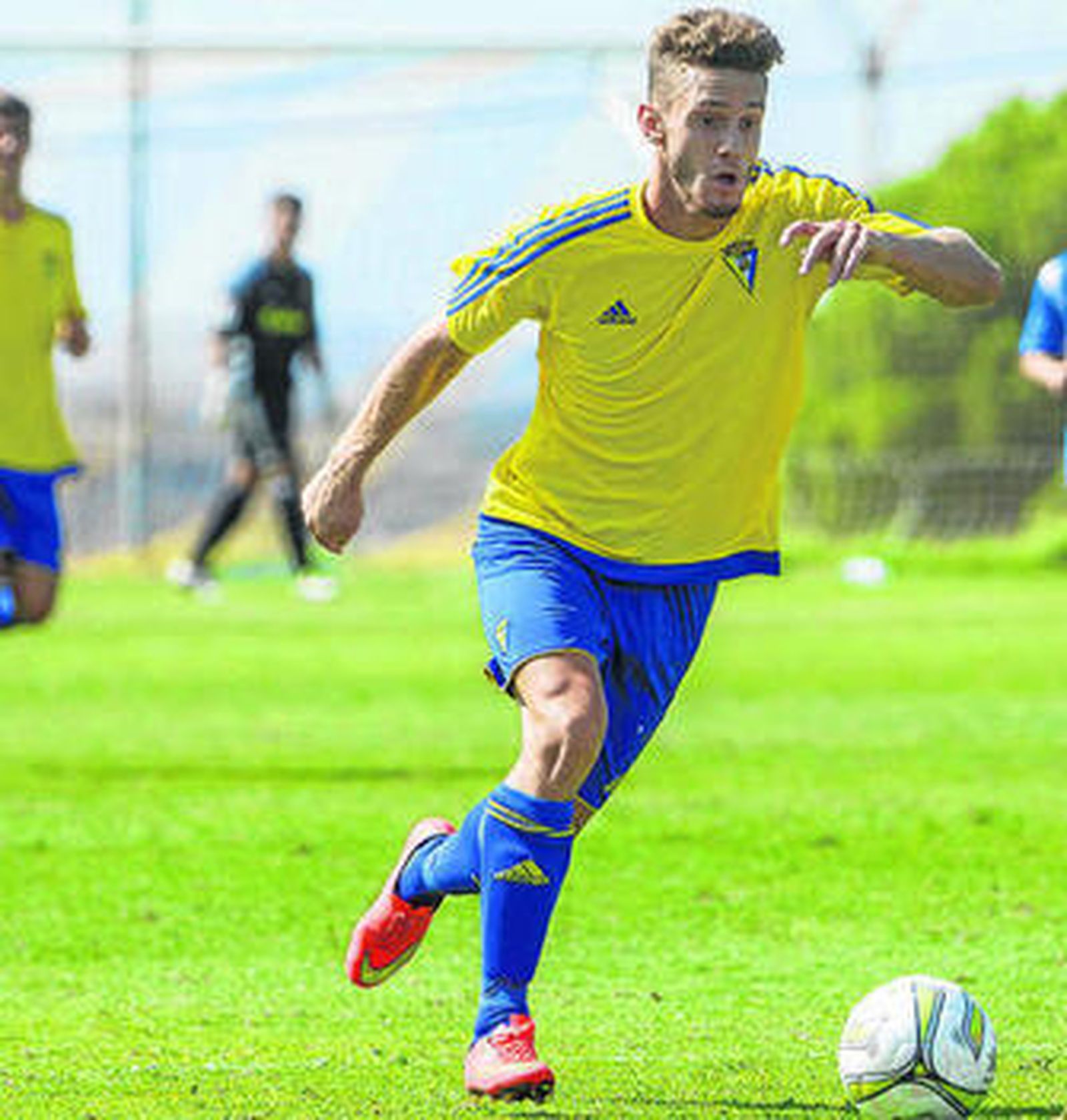 Ezequiel, hermano de Salvi, marcó el tercer tanto del filial amarillo.