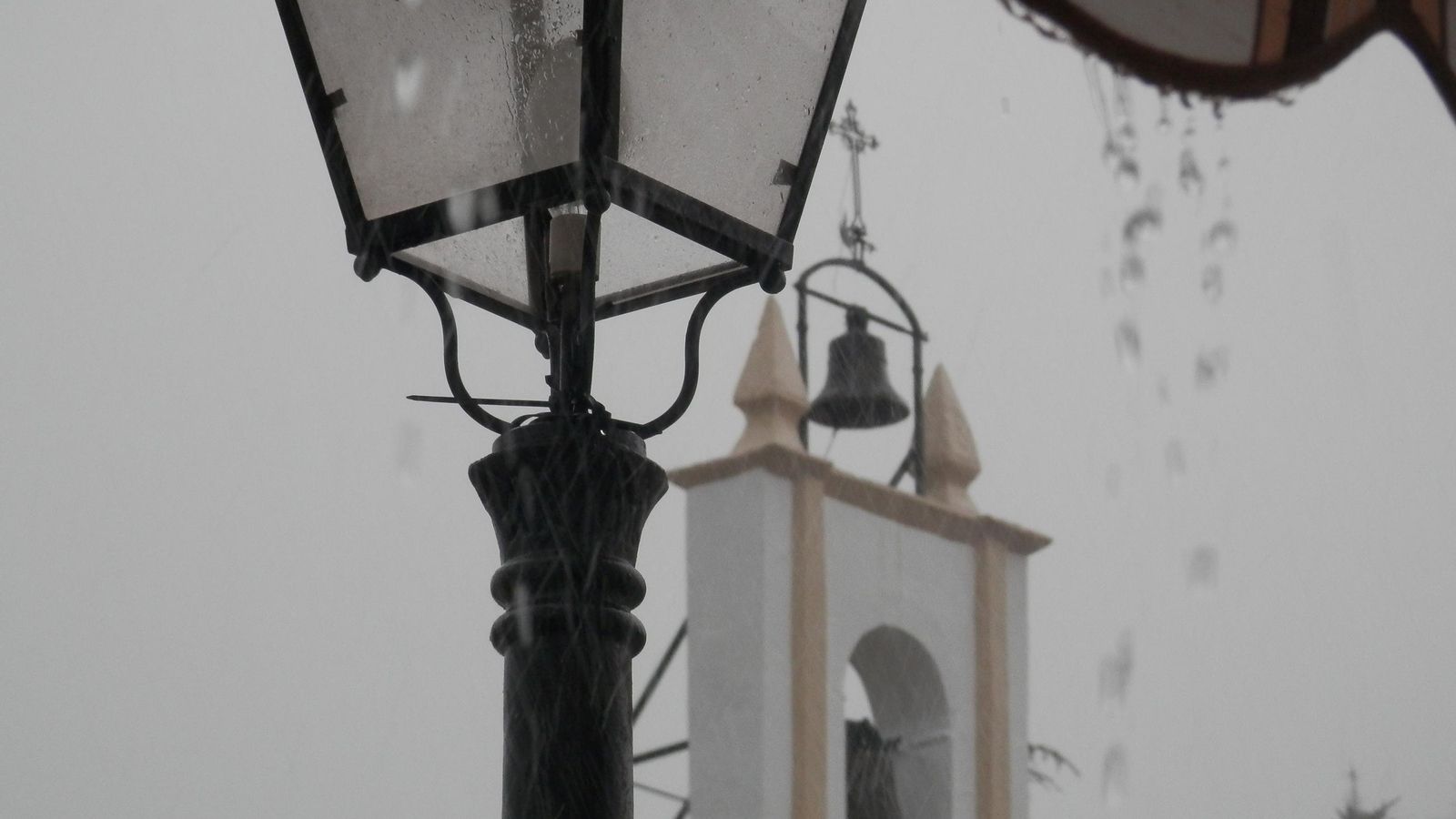 Cae la fina lluvia en Galaroza.