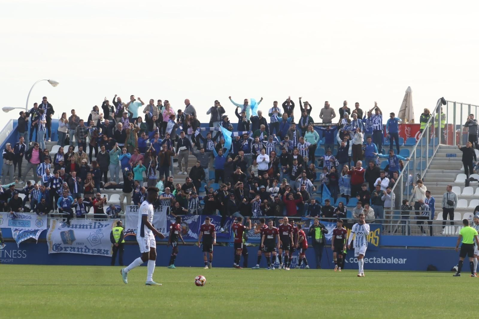 Los jugadores del Recre festejan uno de los goles conseguidos ante el Atlético Baleares.