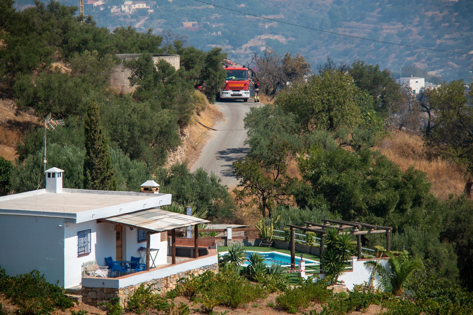 El trabajo para controlar el incendio de Almuñécar, en imágenes