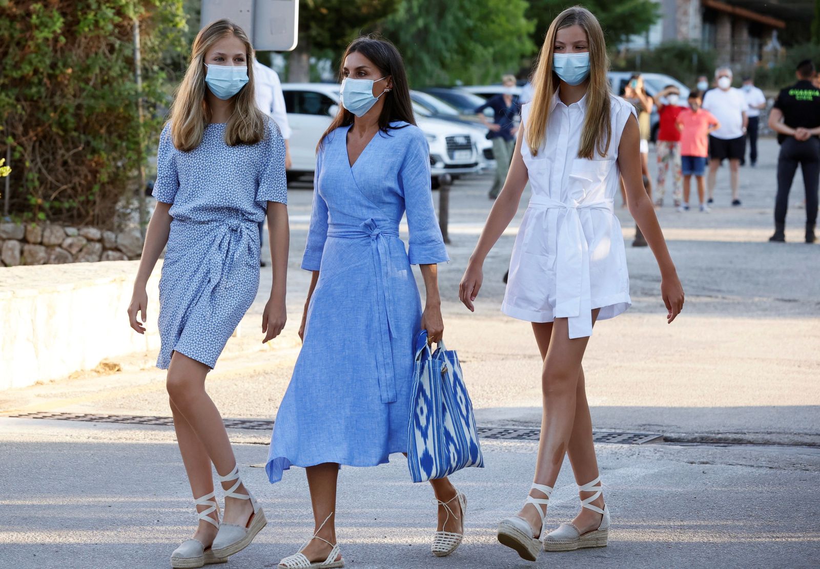 Doña Letizia flanqueada por sus hijas este miércoles en Lluc