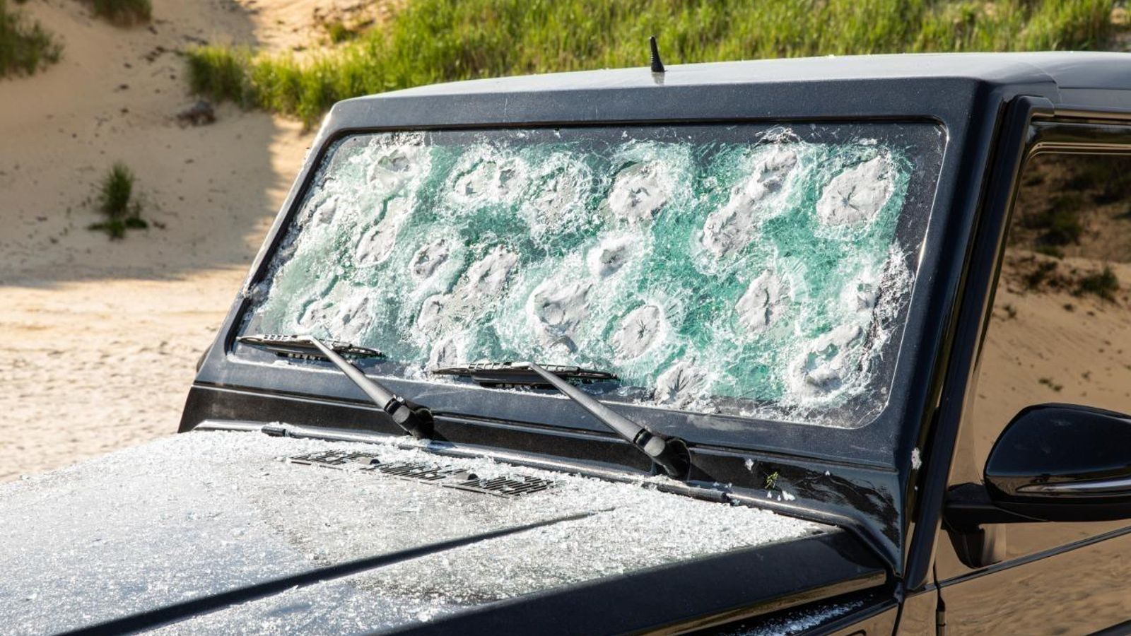 Los parabrisas blindados, en este caso en un Mercedes Clase G, ofrecen entre 13 y 40 mm de espesor. Los primeros resisten un disparo de una bala de 9 mm o de  .38 Special, los más gruesos, munición de guerra 7.62 x51mm M80.