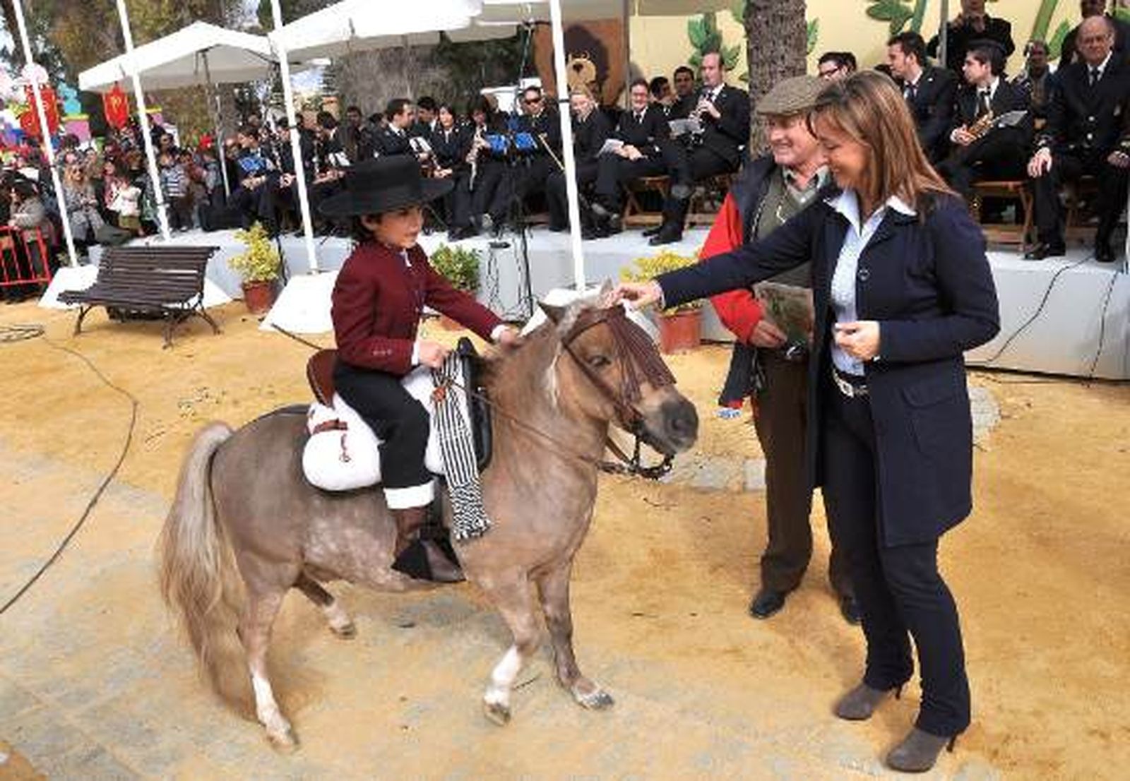 El parque González Hontoria acoge un año más la festividad de San Antón en el que los perros protagonizan la celebración pues de los 800 animales inscritos 600 eran canes.

Foto: Manu Garcia