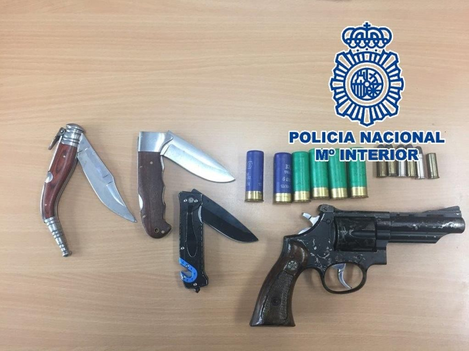 Armas y cartuchos intervenidos por los agentes