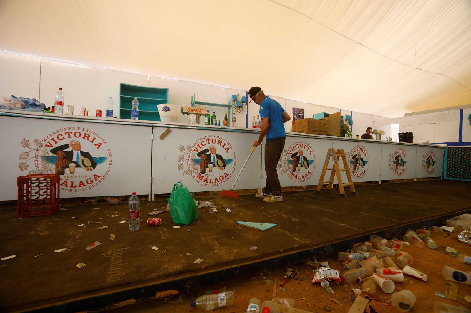 El desmontaje de las casetas de la Feria de Córdoba en El Arenal, en imágenes