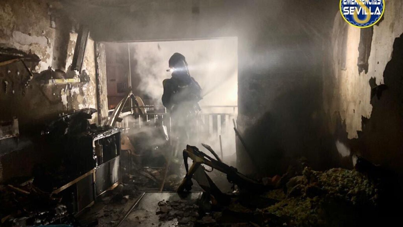 El estado en que ha quedado el salón de la vivienda a causa del fuego.