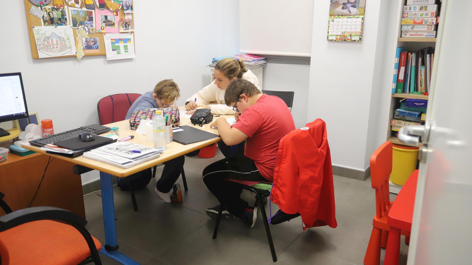 Una de las profesionales de Aones junto a usuarios del centro