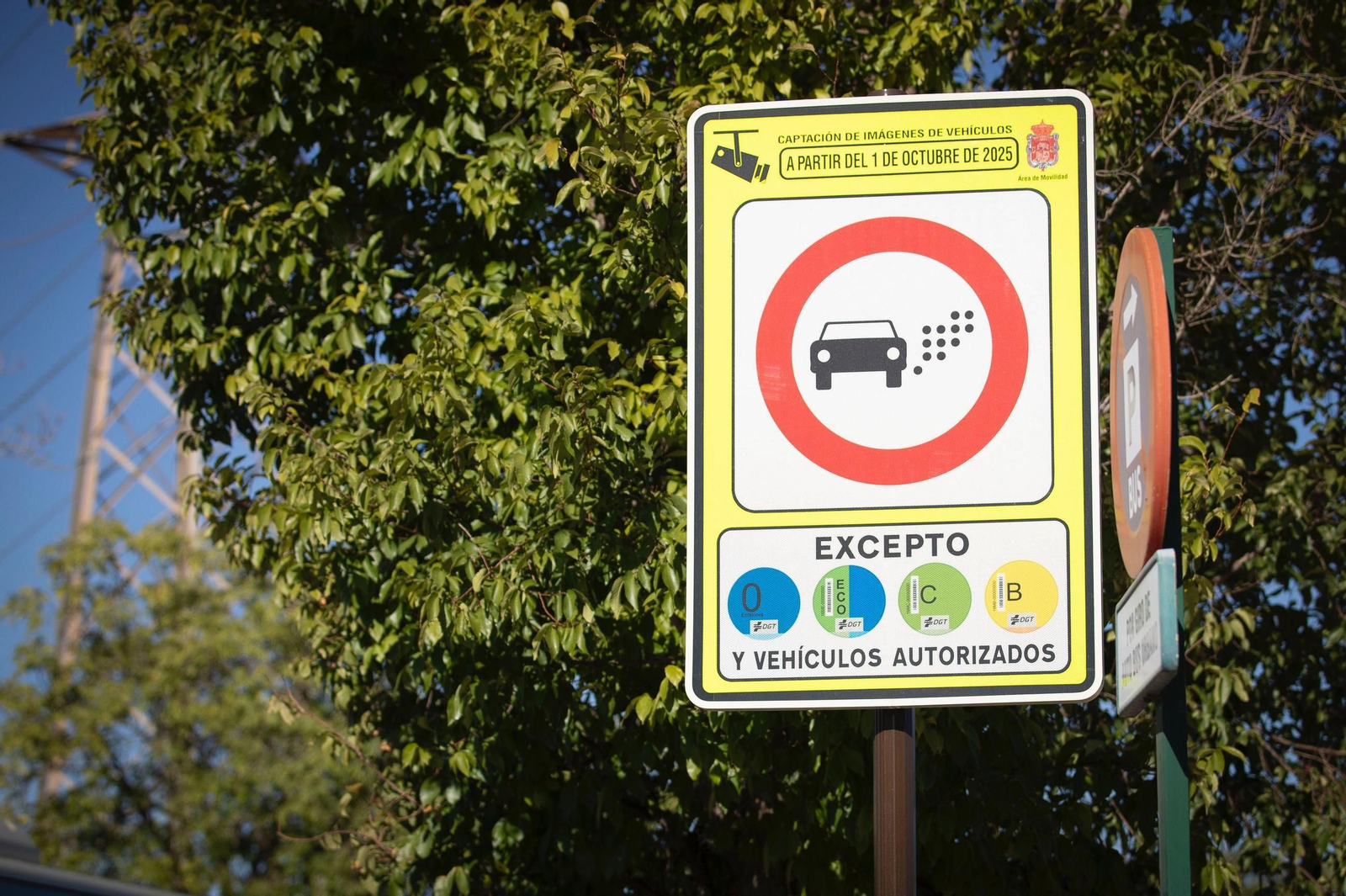 Señal de Zona de Bajas Emisiones (ZBE) en un acceso a Granada.
