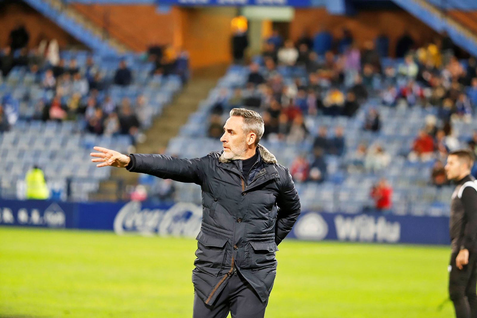 Abel Gómez ordena a sus jugadores desde la banda del Nuevo Colombino.